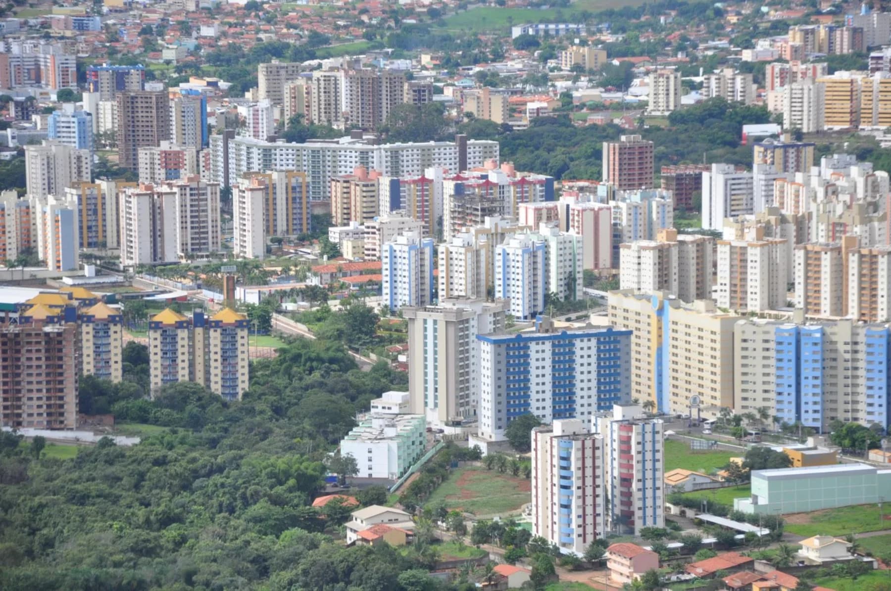 Caldas Novas vista do alto, cercada pelo cerrado